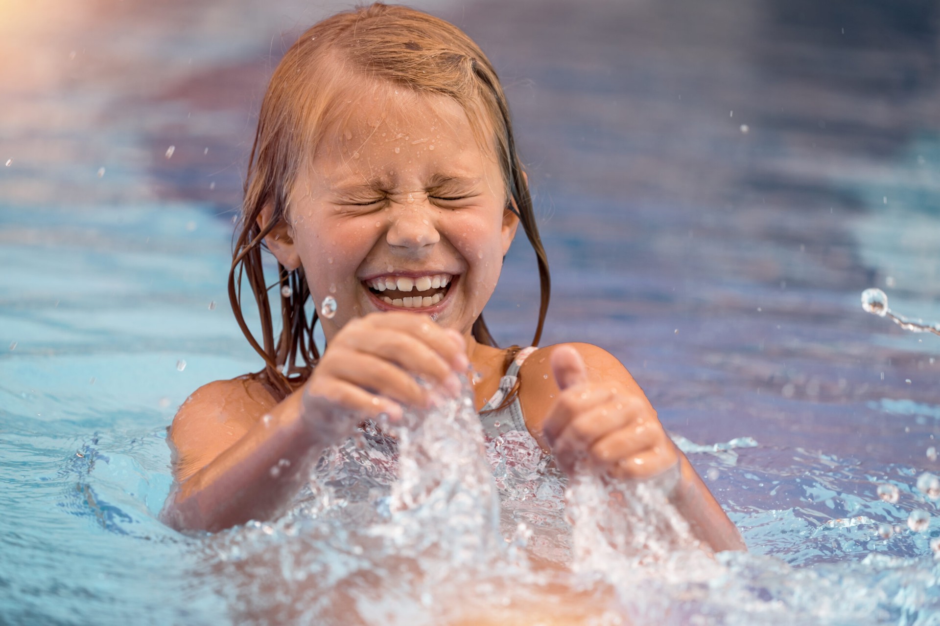 Enfant heureuse en cours de natation à Namur