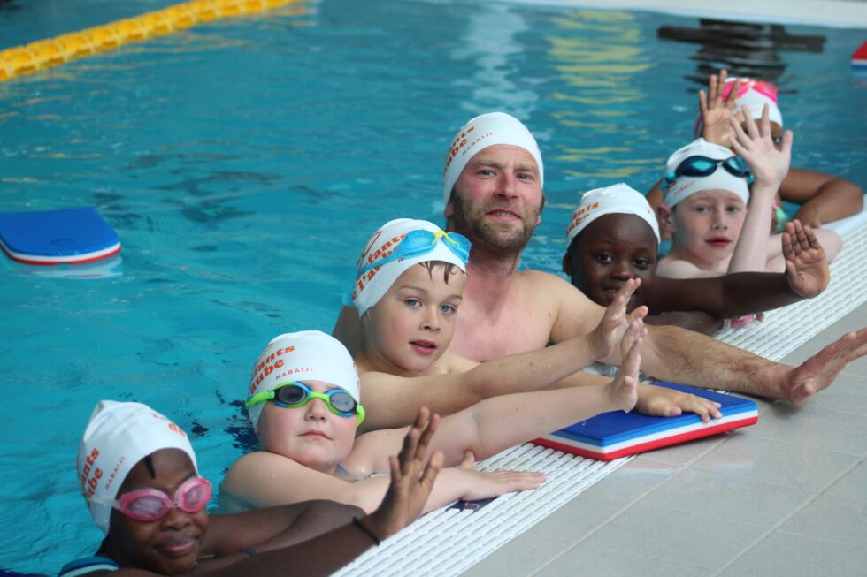Enfants souriants avec leur moniteur de natation à Namur